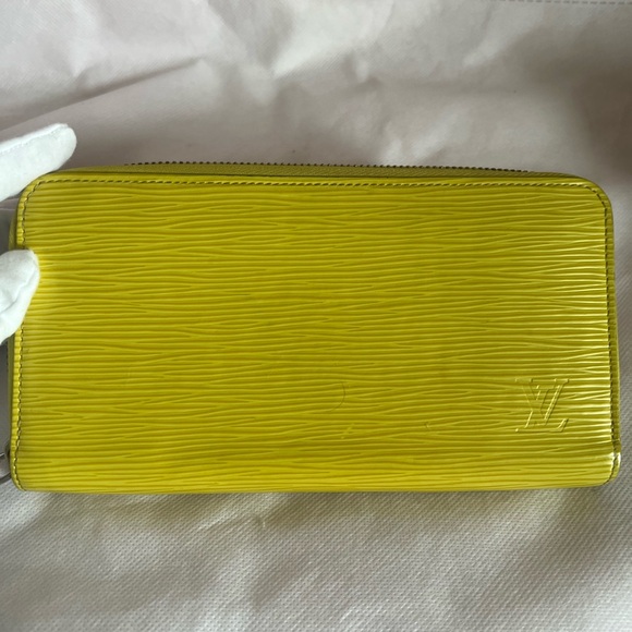 Elegant Yellow LV EPI Women's Zippy Wallet - Picture 3 of 14